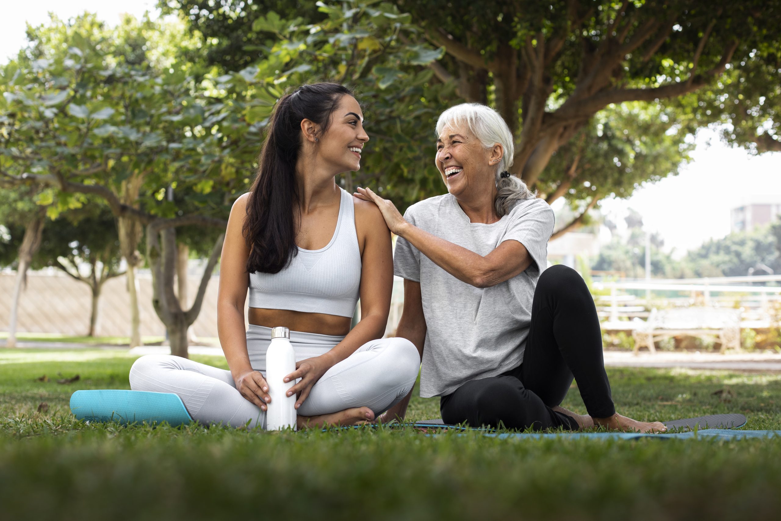 friends-doing-yoga-together-park alivio sin cirugía