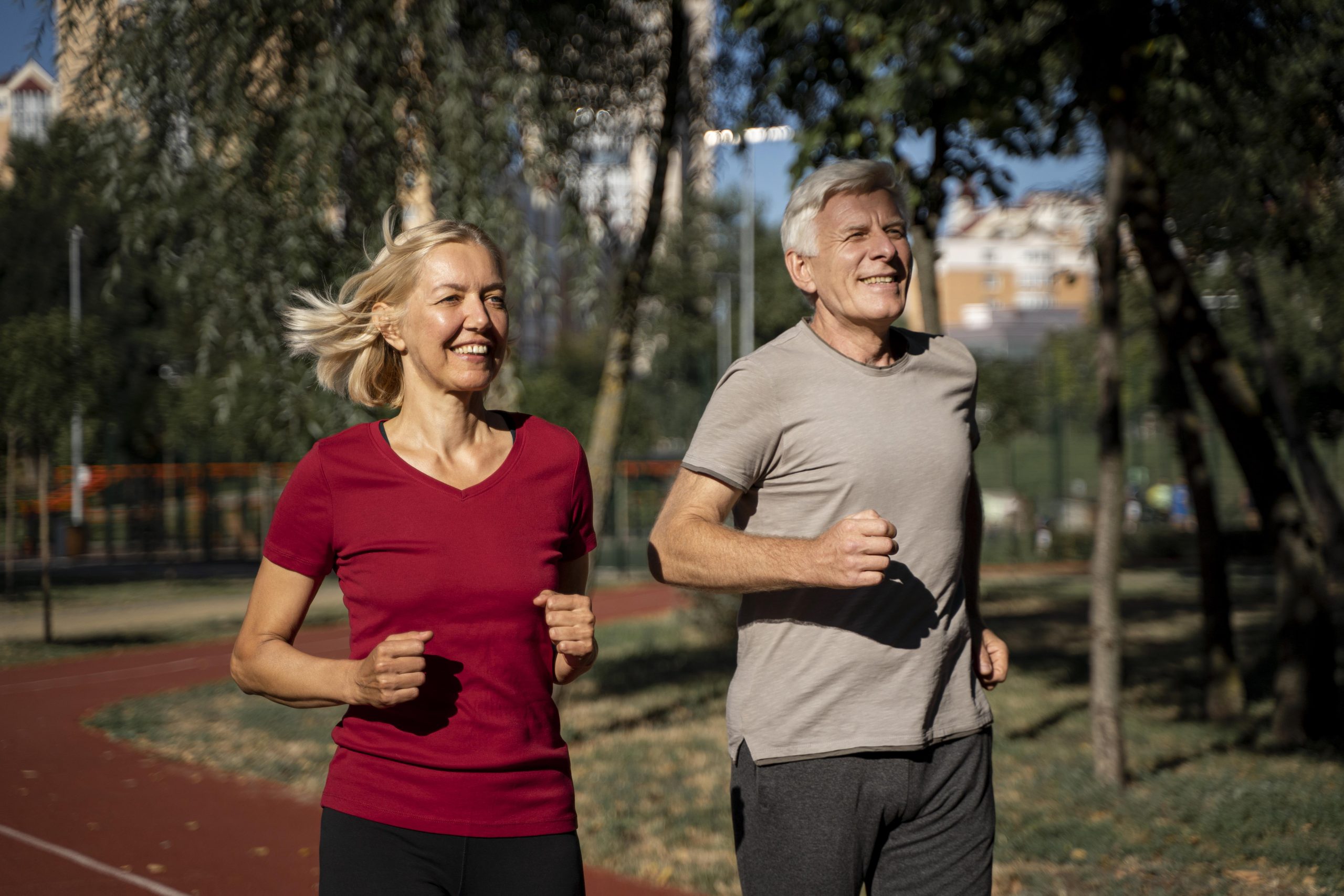 smiley-older-couple-jogging-outdoors ozonoterapia para el dolor